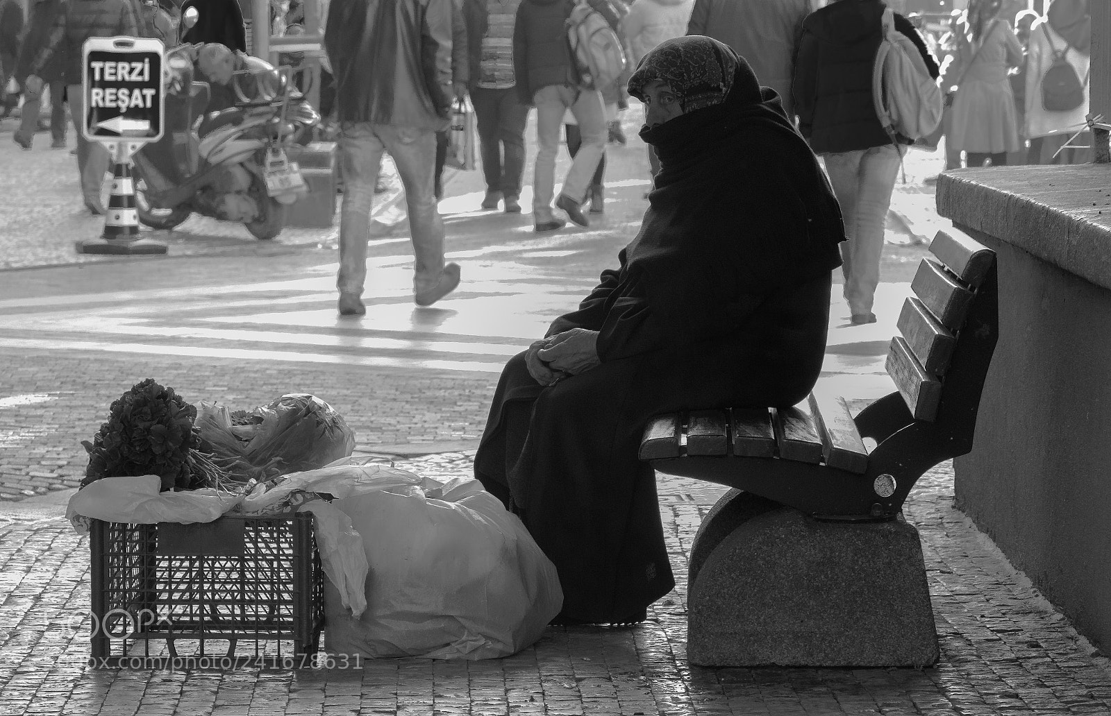 Canon EOS 800D (EOS Rebel T7i / EOS Kiss X9i) sample photo. Old woman photography