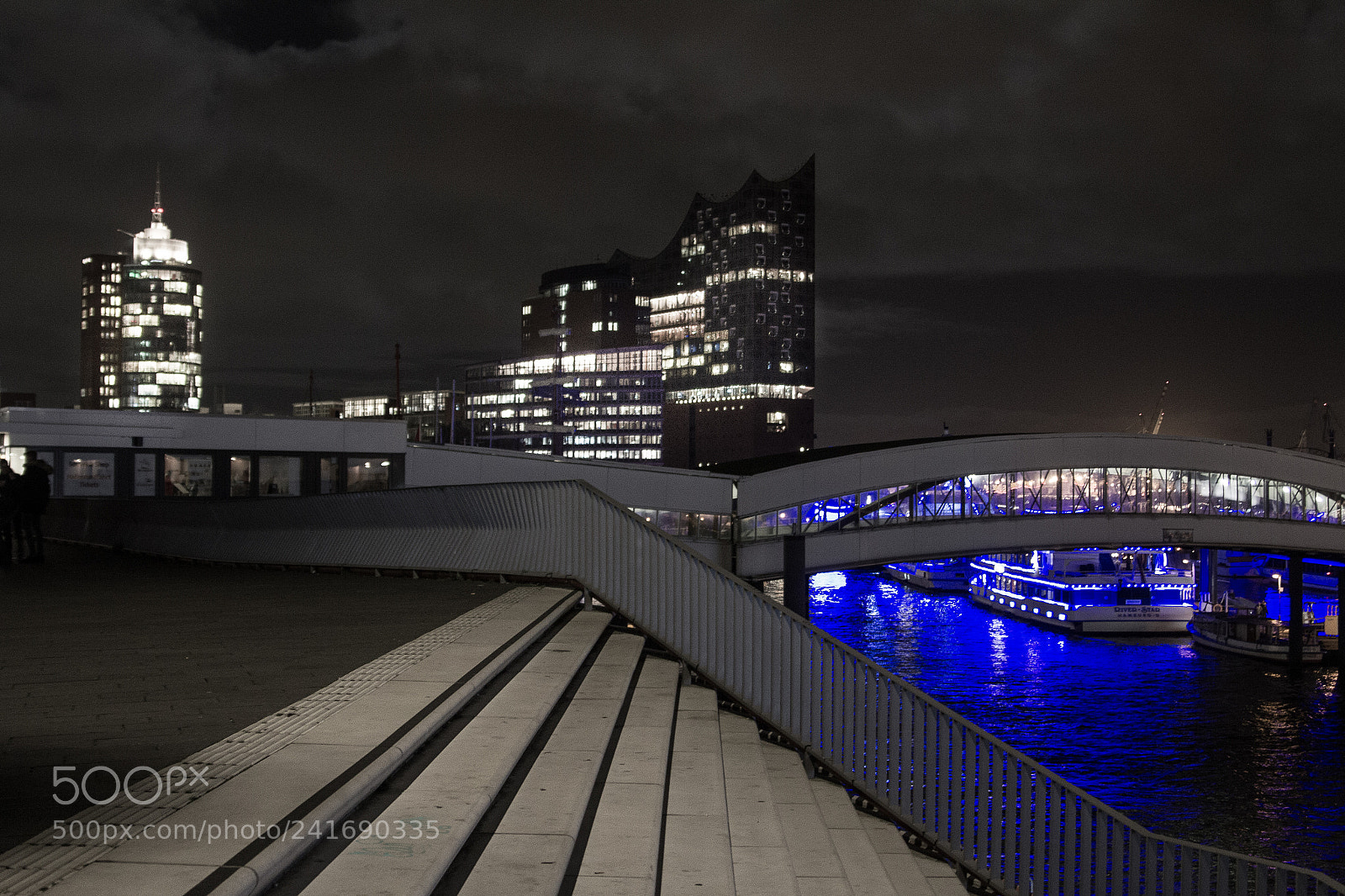 Canon EOS 550D (EOS Rebel T2i / EOS Kiss X4) sample photo. Hamburg elbphi at night photography