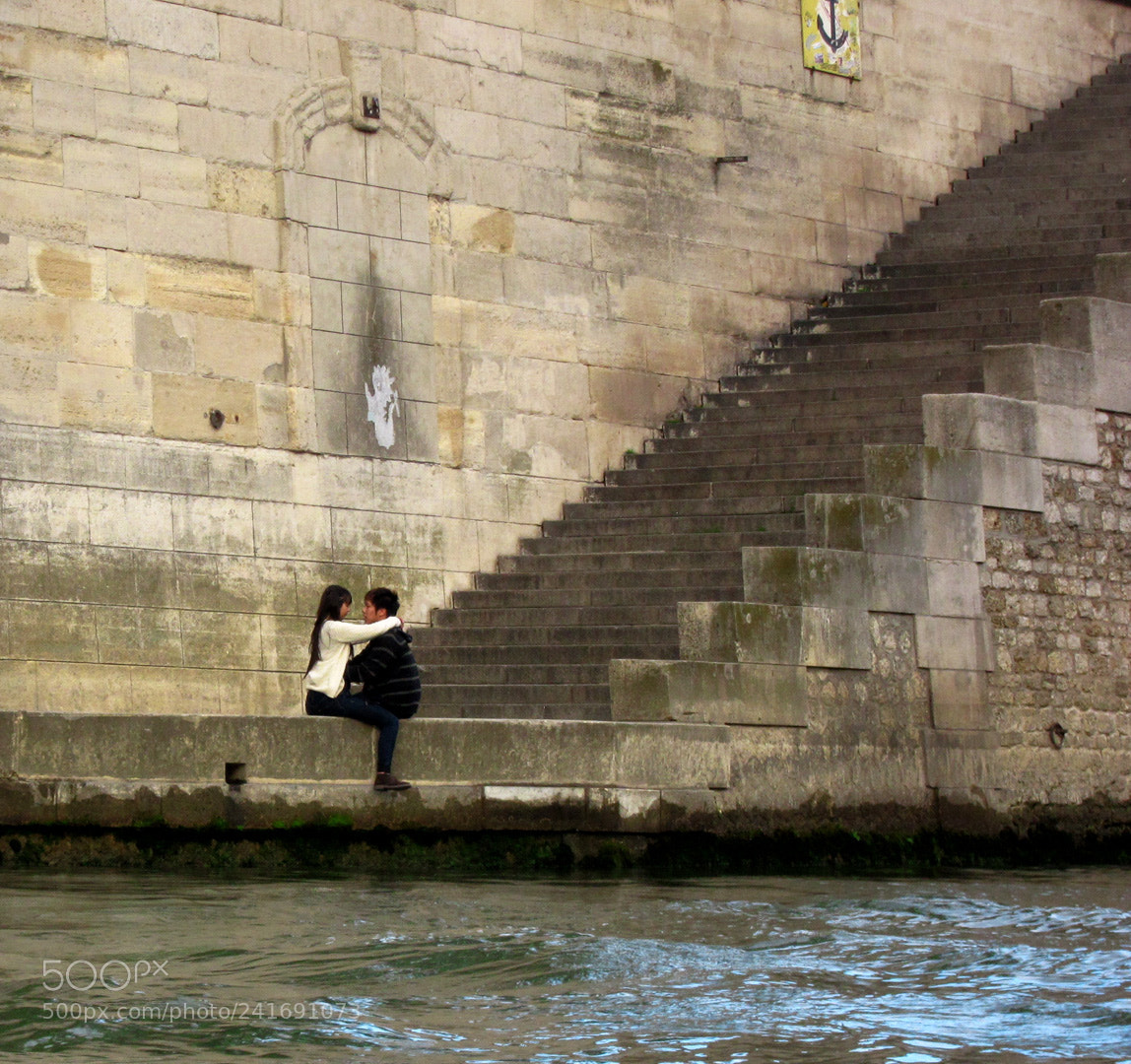 Canon PowerShot S95 sample photo. Lovers in paris photography