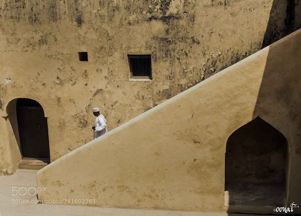 Canon EOS 750D (EOS Rebel T6i / EOS Kiss X8i) sample photo. Man at lamu fort photography