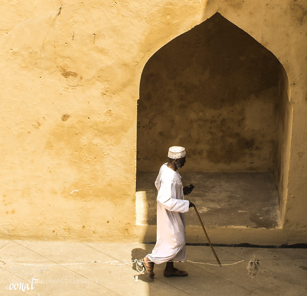 Canon EOS 750D (EOS Rebel T6i / EOS Kiss X8i) sample photo. Man at lamu fort photography