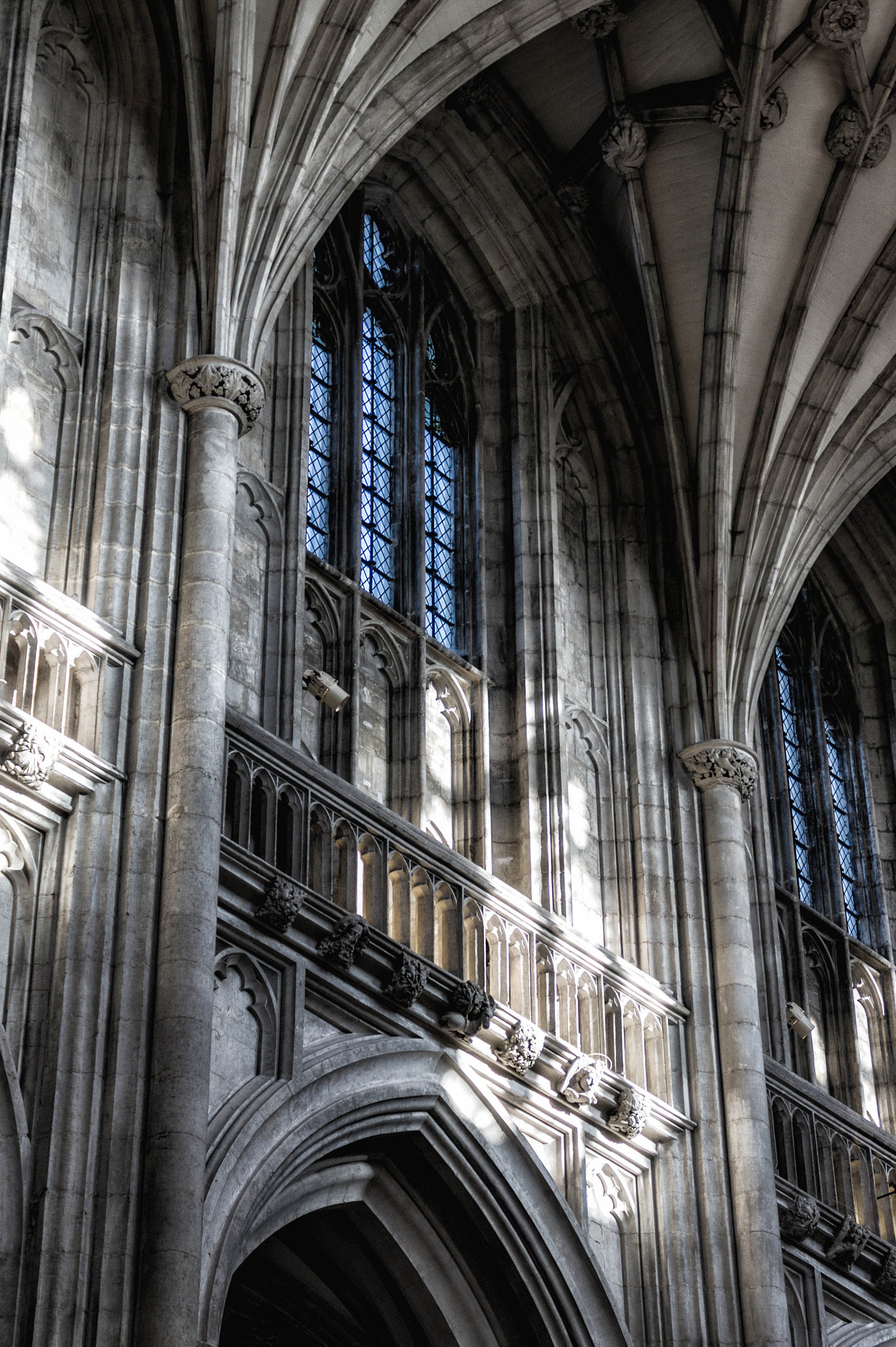 Sony Alpha DSLR-A560 sample photo. Inside winchester cathedral photography