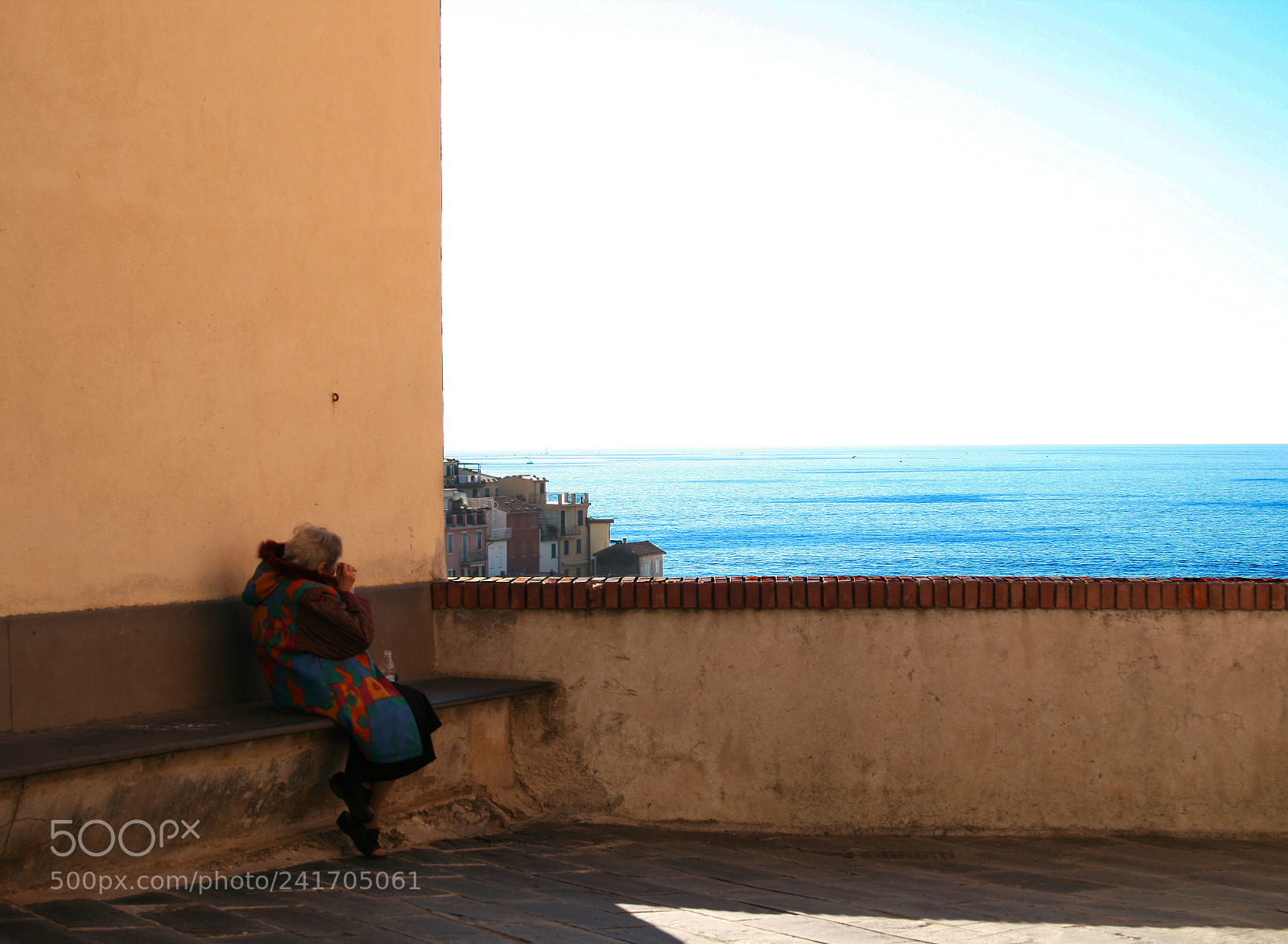Canon EOS 400D (EOS Digital Rebel XTi / EOS Kiss Digital X) sample photo. Old woman, manarola photography