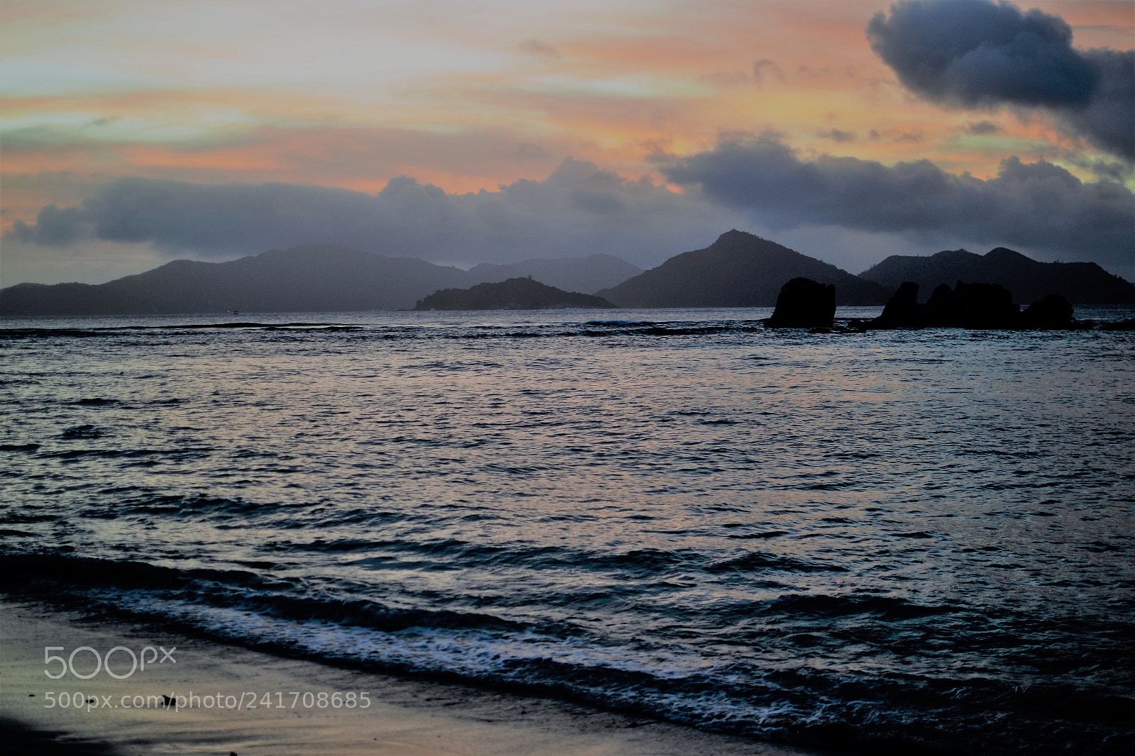 Nikon D3100 + Nikon AF-S DX Nikkor 35mm F1.8G sample photo. La digue sunset photography