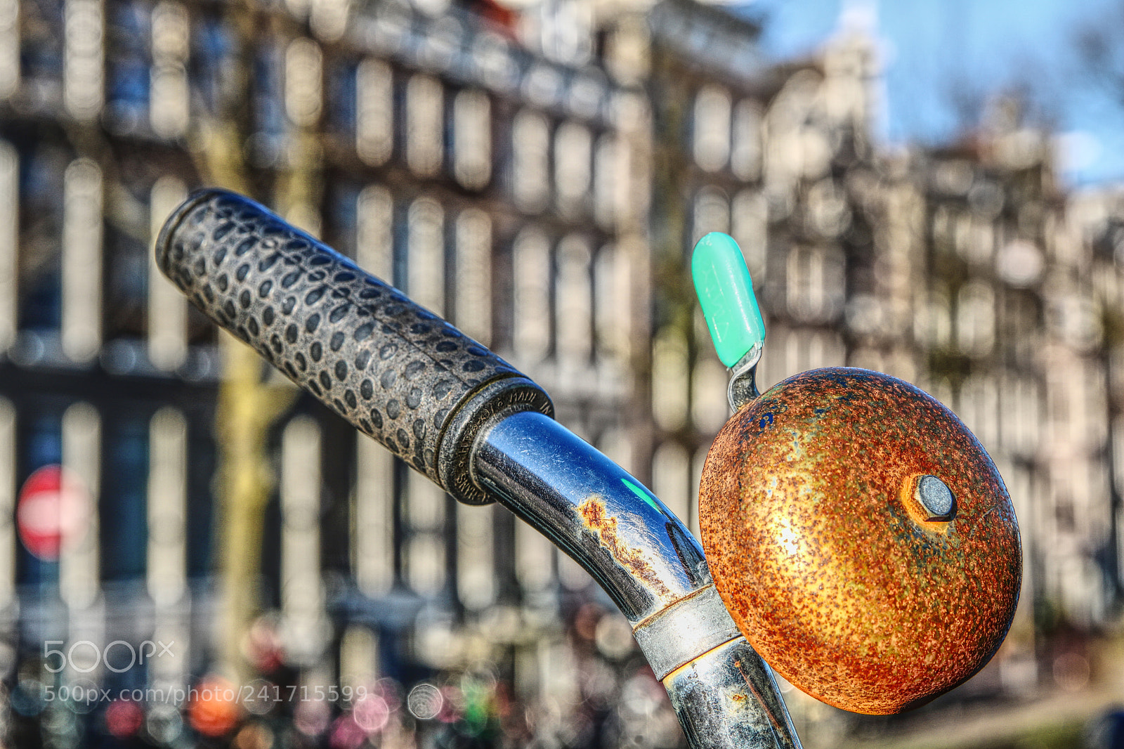 Canon EOS 750D (EOS Rebel T6i / EOS Kiss X8i) sample photo. Rusty bell at singel photography