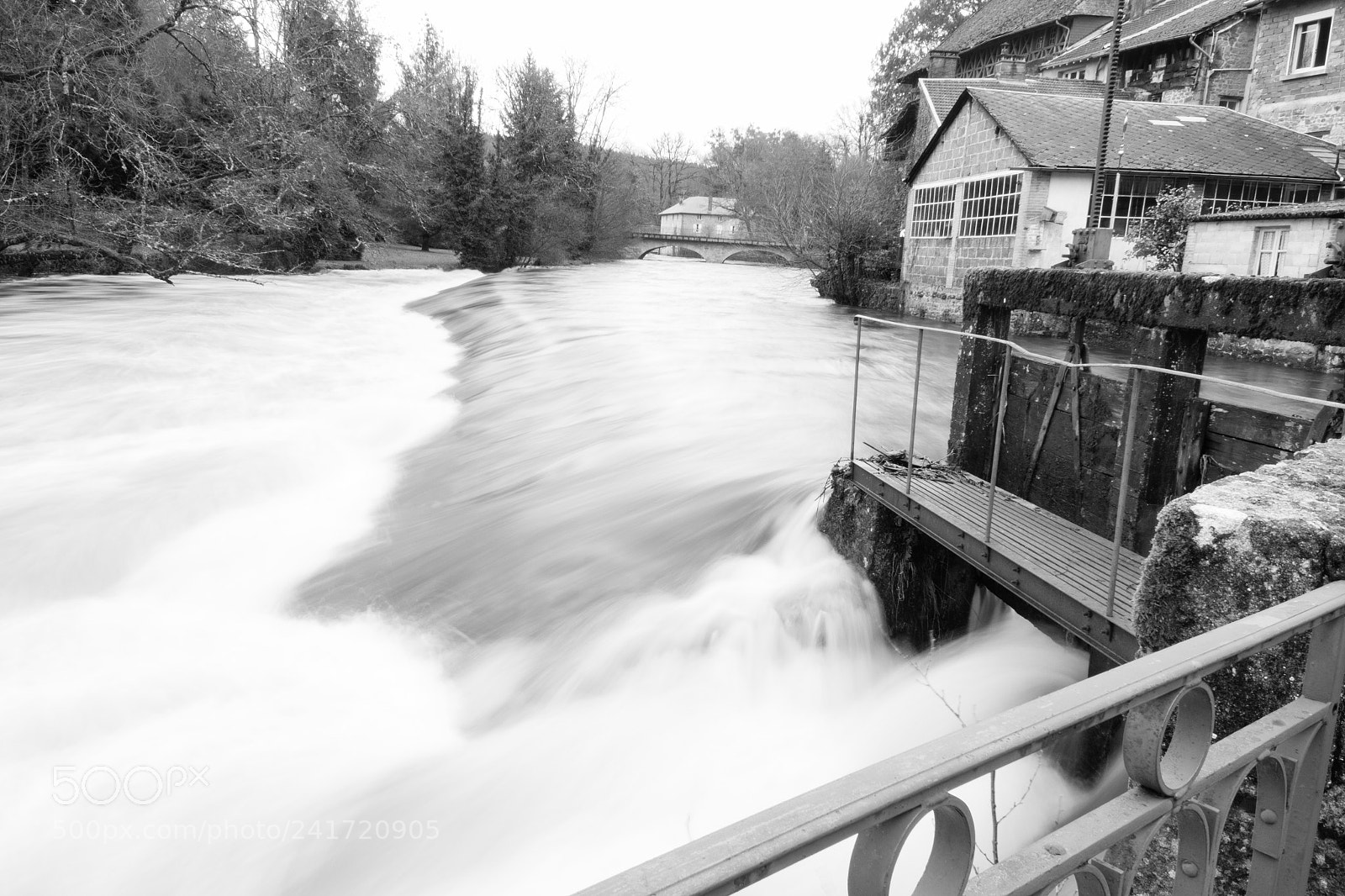 Canon EOS 1300D (EOS Rebel T6 / EOS Kiss X80) sample photo. Black and white river photography