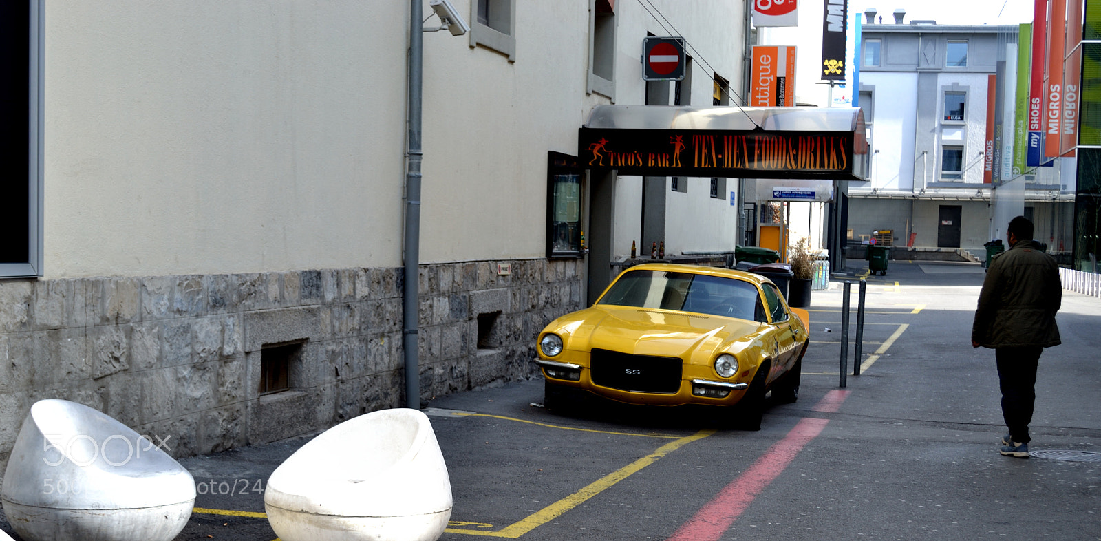 Nikon D3100 sample photo. Yellow and smiling, uncorrected photography