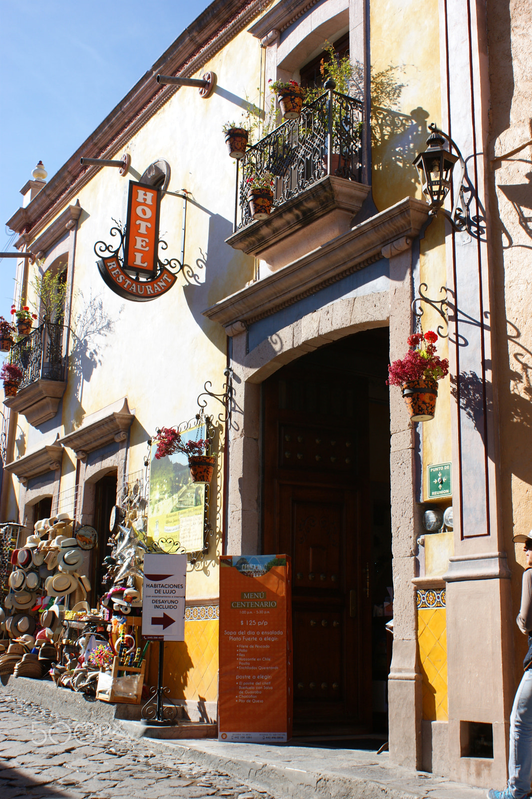 Sony DT 18-70mm F3.5-5.6 sample photo. Puebleando en... peña de bernal photography