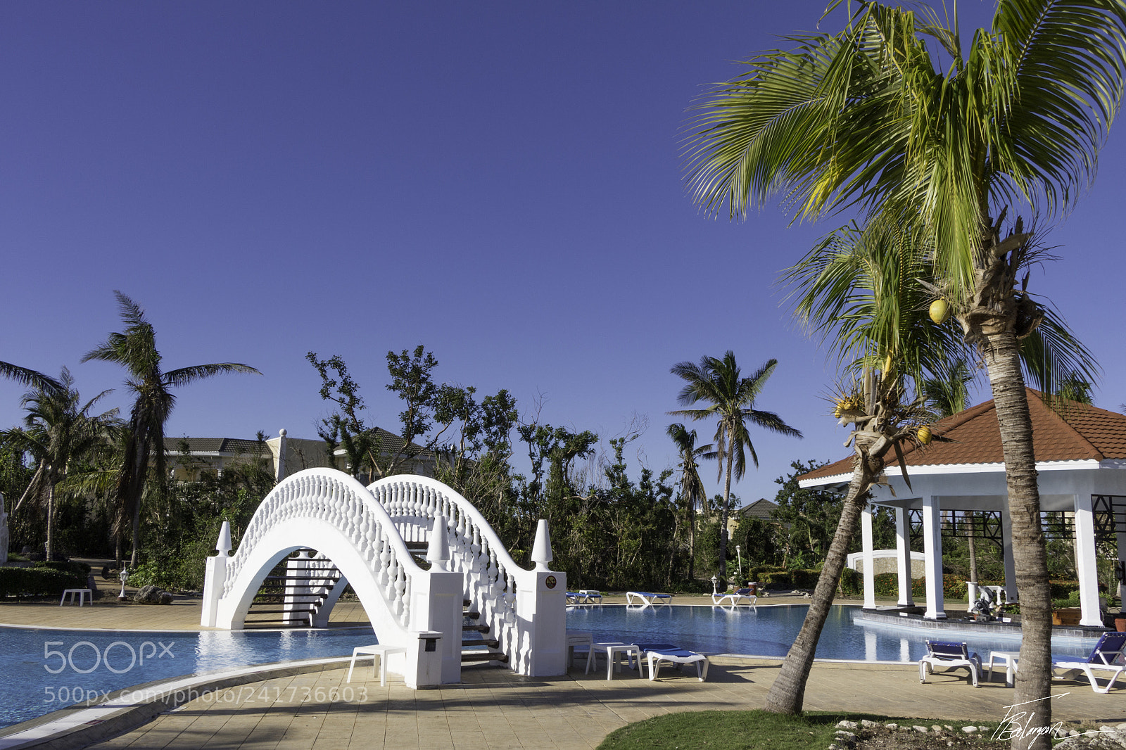 Canon EOS 650D (EOS Rebel T4i / EOS Kiss X6i) sample photo. Bar at the pool photography