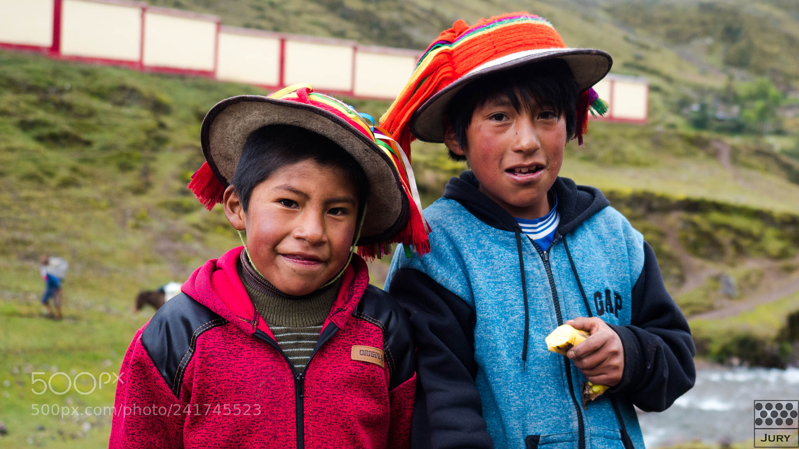 Olympus OM-D E-M5 II sample photo. Kids on lares trek photography