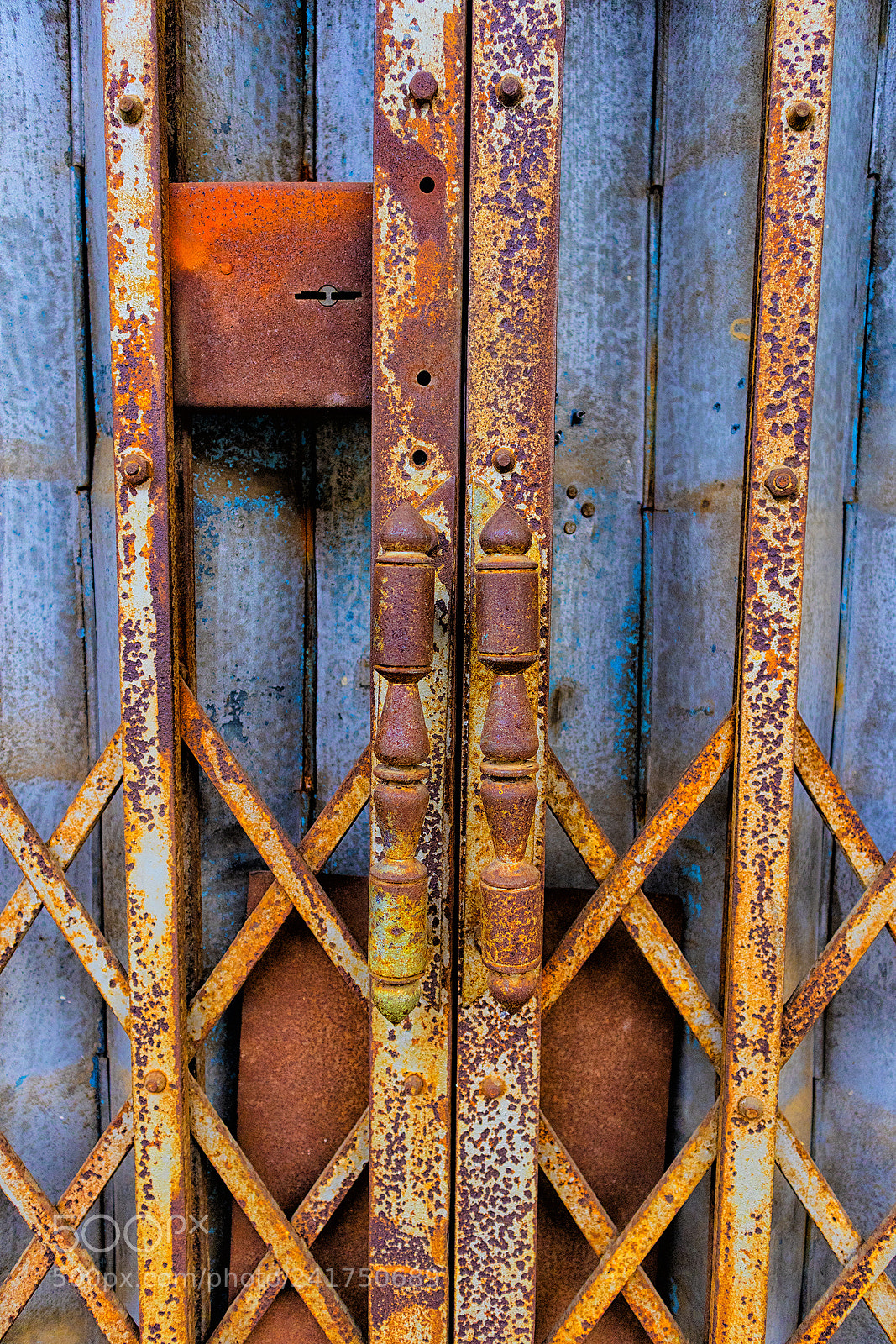 Canon EOS M6 sample photo. Rusty door lock photography