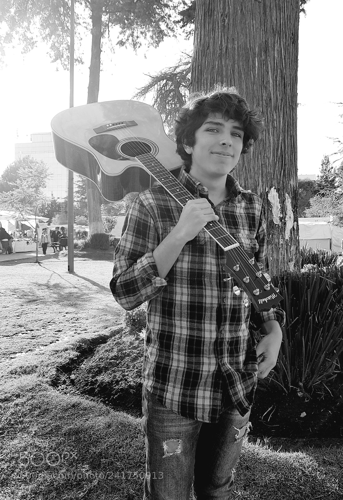 Samsung Galaxy S8+ sample photo. Musician in a park photography