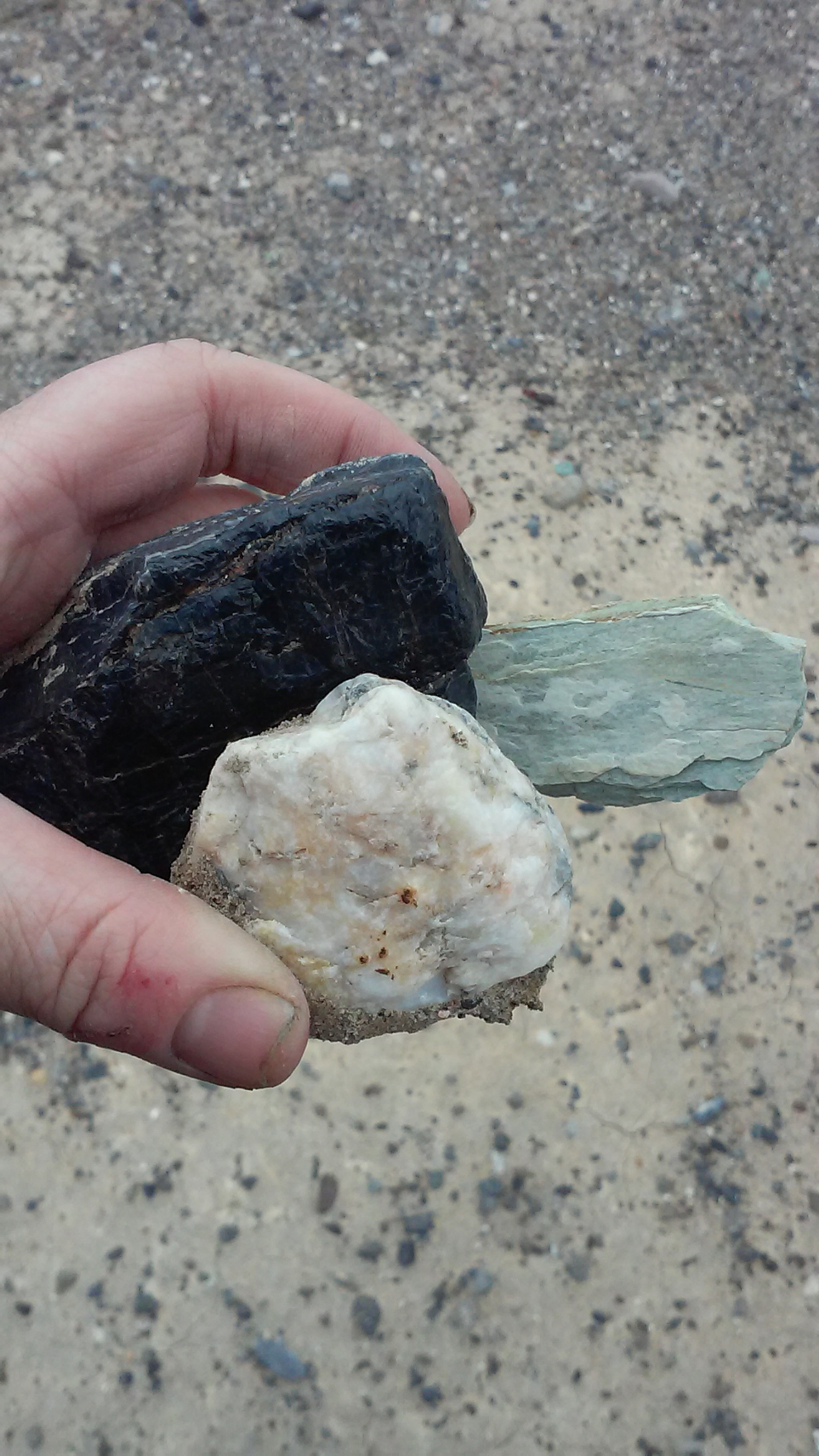 LG L90 sample photo. Obsidian quartz & jasper roadside.jpg photography