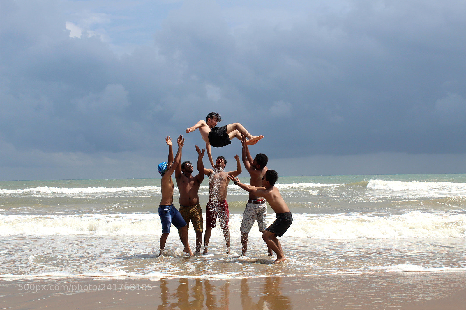 Canon EOS 1300D (EOS Rebel T6 / EOS Kiss X80) sample photo. Friendship goals on beach. photography