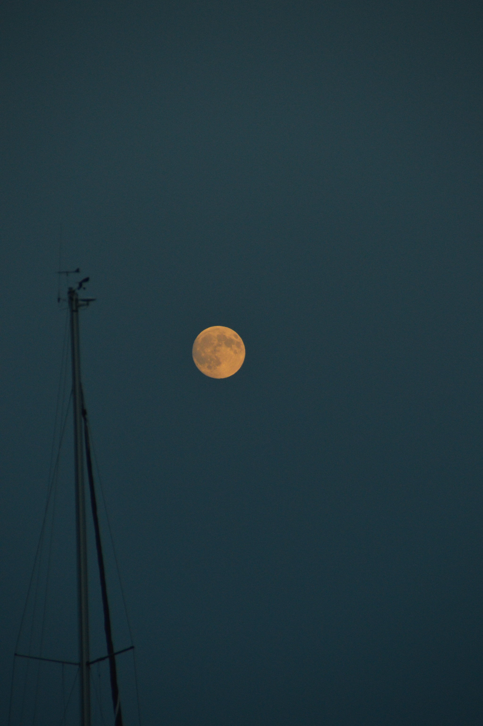 Nikon D3200 sample photo. Una luna solitaria photography