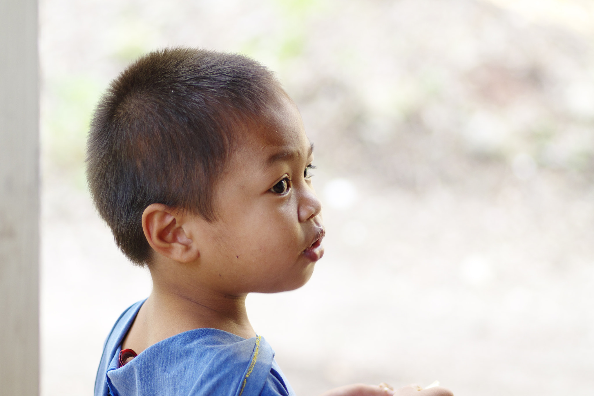 Pentax K-S2 + Pentax smc D-FA 100mm F2.8 Macro WR sample photo. Wondering kid. photography