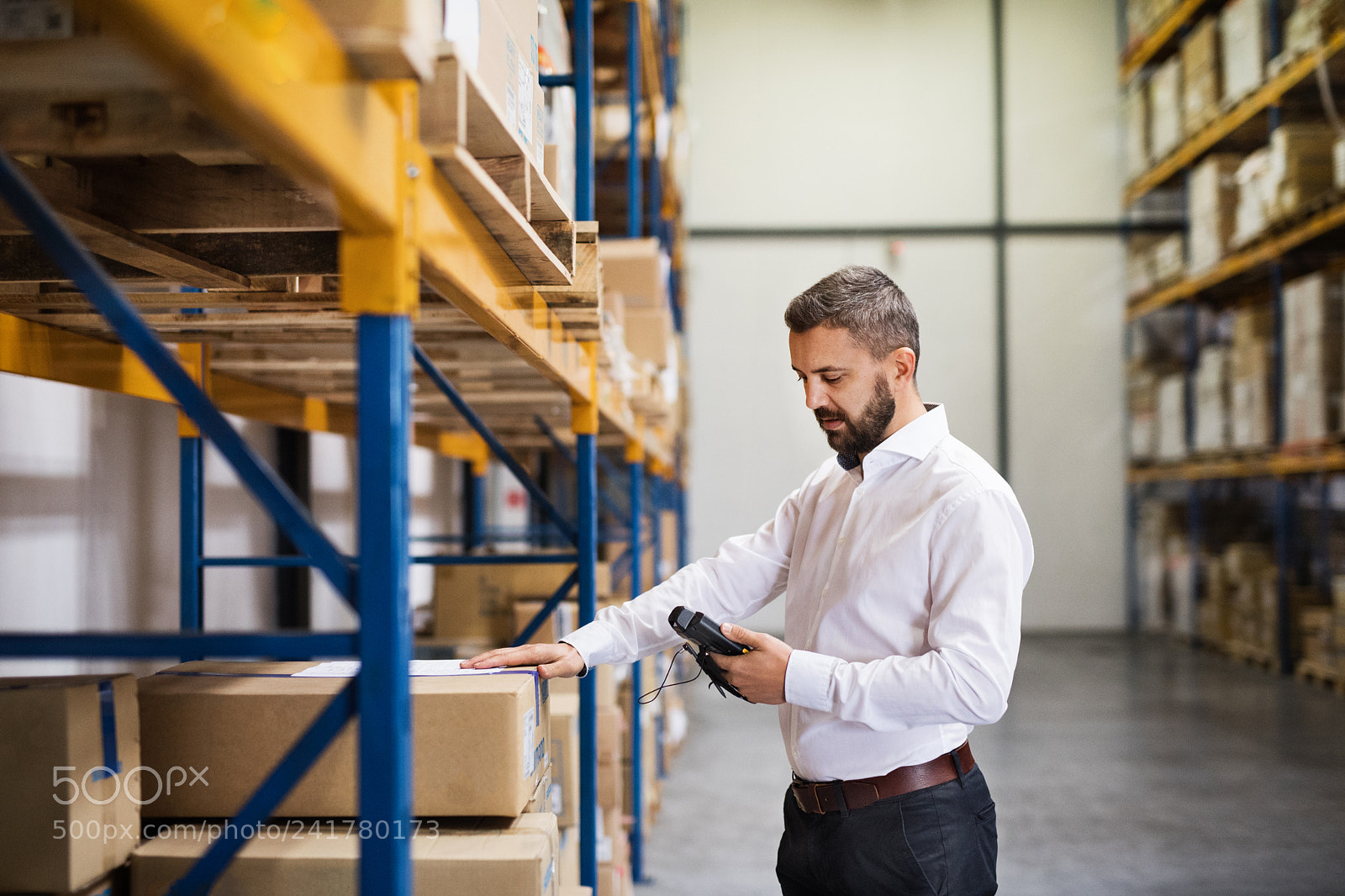 Nikon D5 sample photo. Warehouse worker or supervisor photography