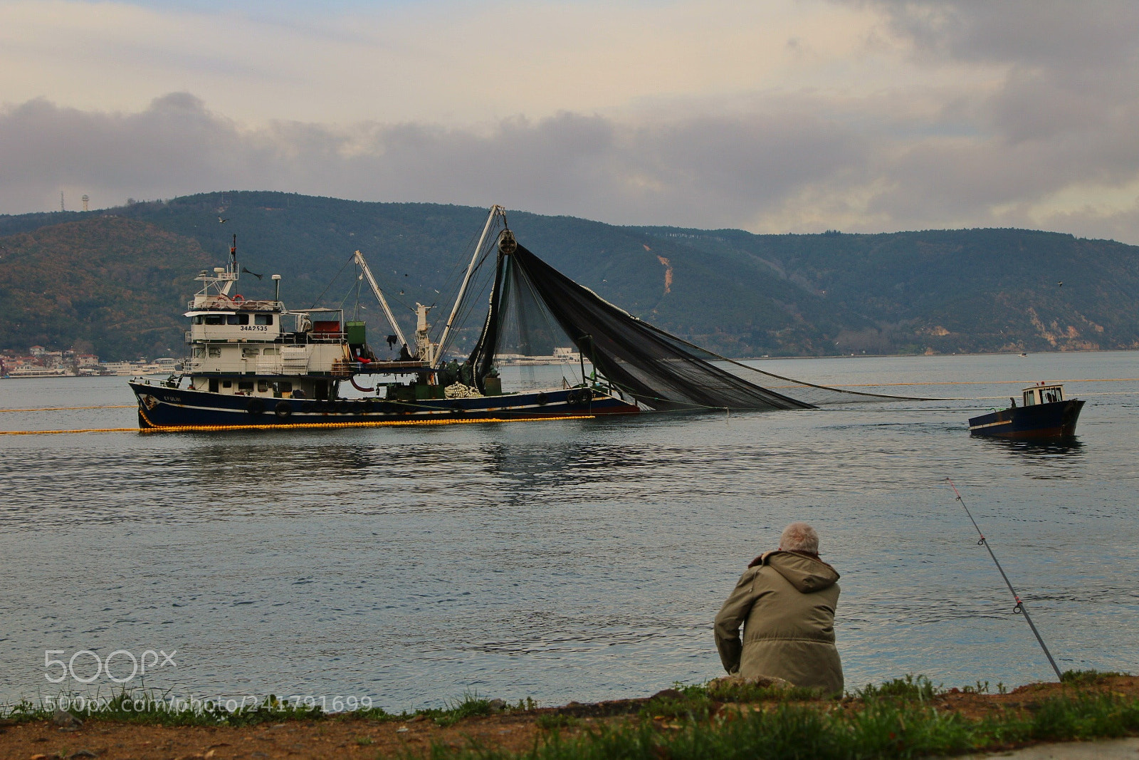 Canon EOS 750D (EOS Rebel T6i / EOS Kiss X8i) sample photo. Waiting for fish photography