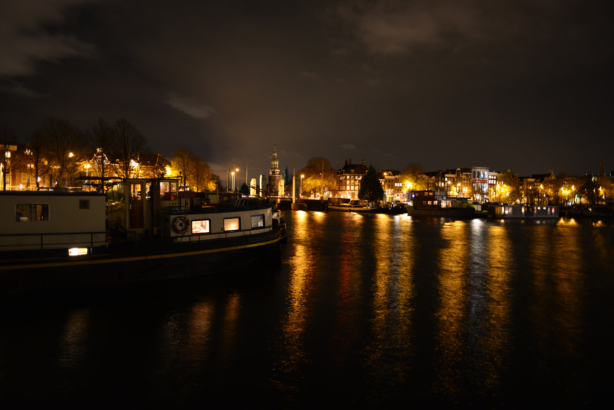 Nikon D800 + Nikon AF Nikkor 24mm F2.8D sample photo. Living at boat in amsterdam photography