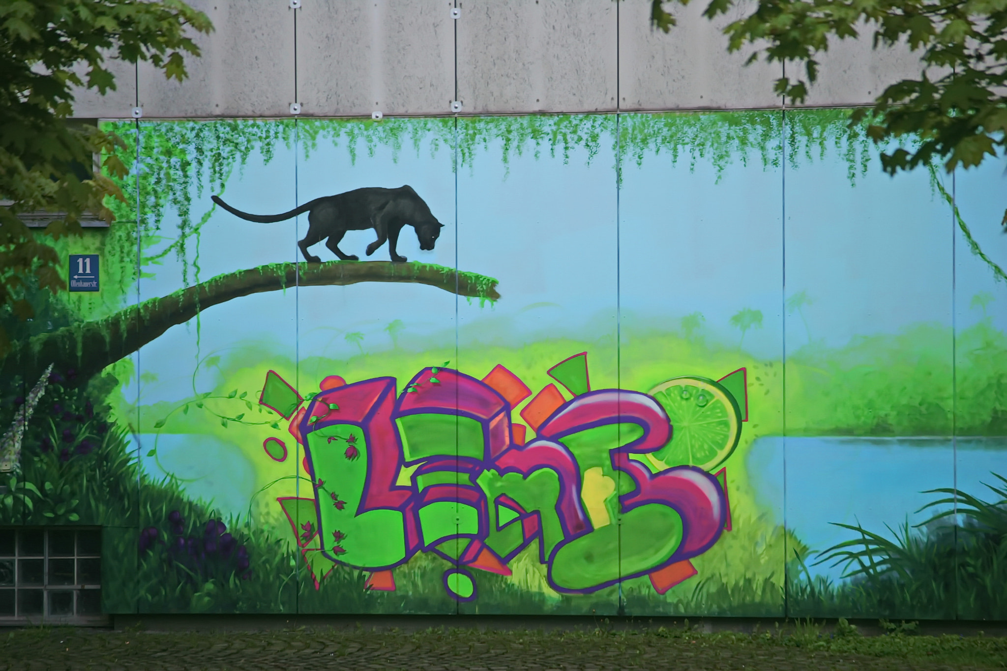 Canon EF 28-135mm F3.5-5.6 IS USM sample photo. Street art münchen photography