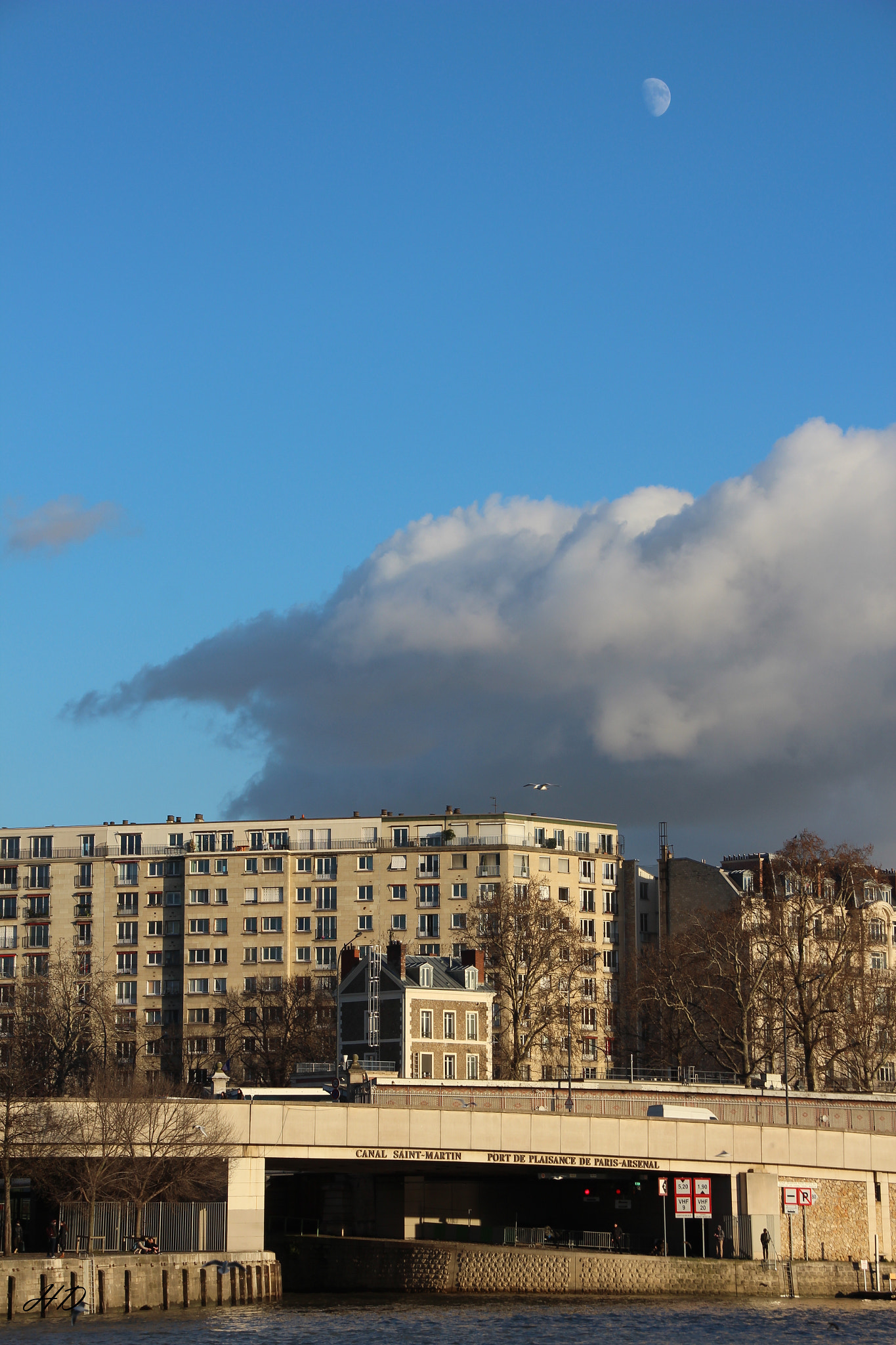 Canon EOS 600D (Rebel EOS T3i / EOS Kiss X5) + Sigma 18-250mm F3.5-6.3 DC OS HSM sample photo. Lune sur paris photography