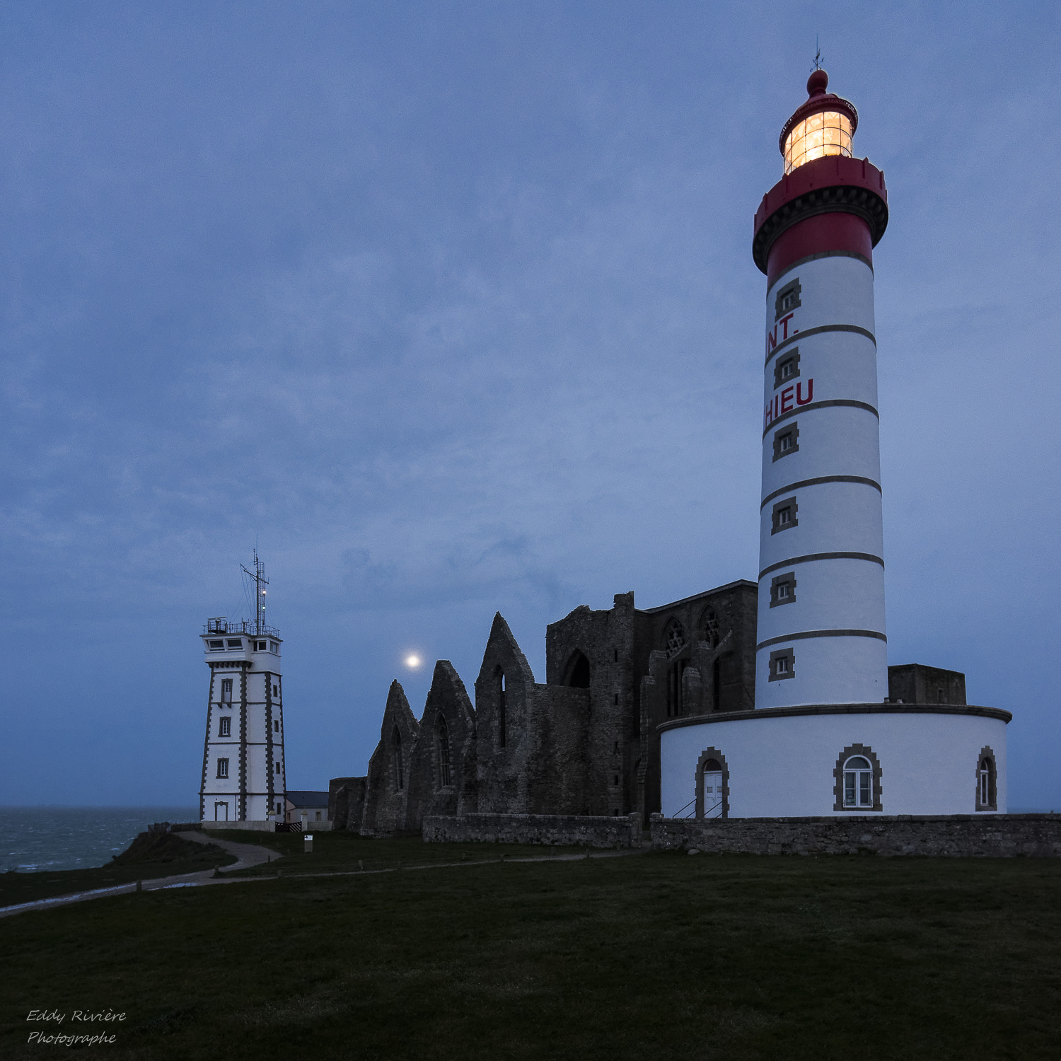 Nikon D810 sample photo. Moonset at saint mathieu photography