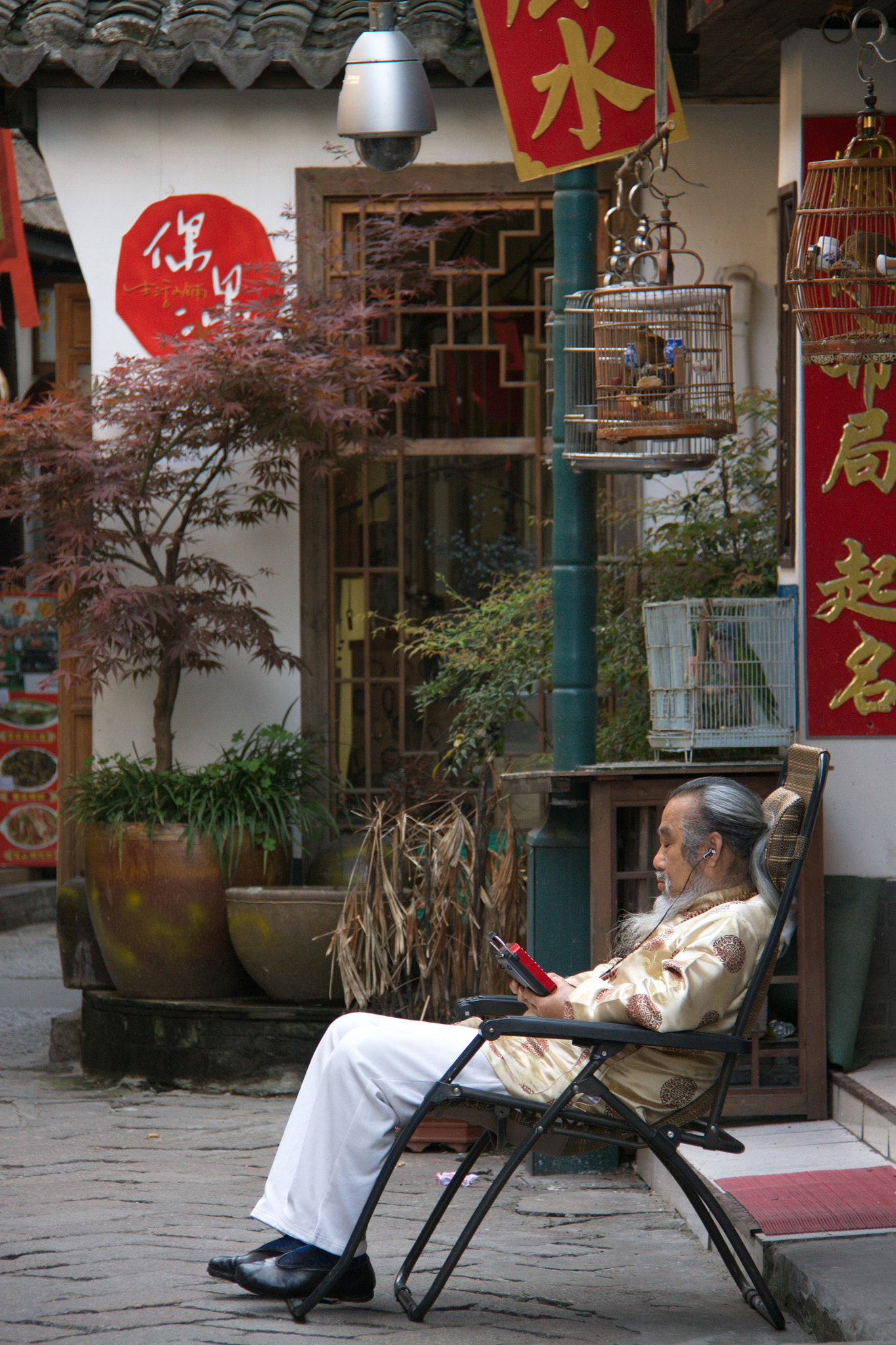 Canon EF-S 18-200mm F3.5-5.6 IS sample photo. Old man in china photography