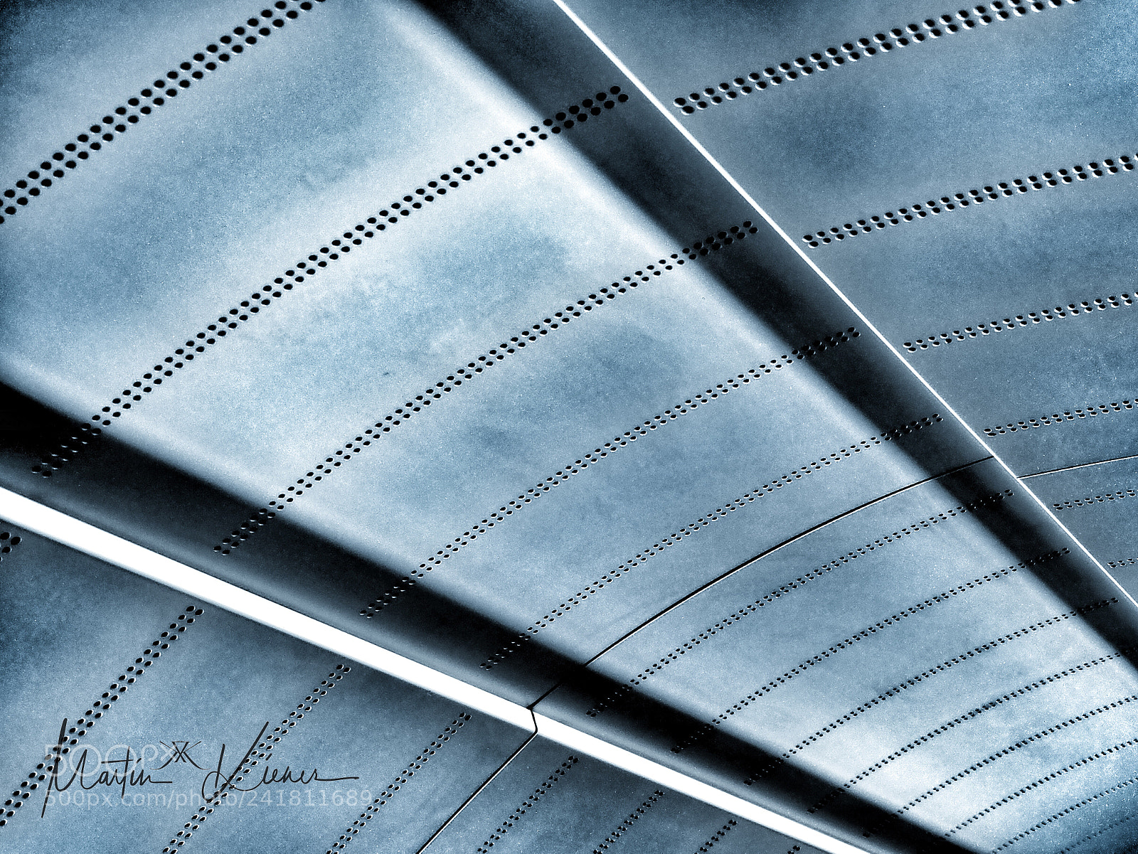Olympus OM-D E-M1 Mark II sample photo. Broken lines photography