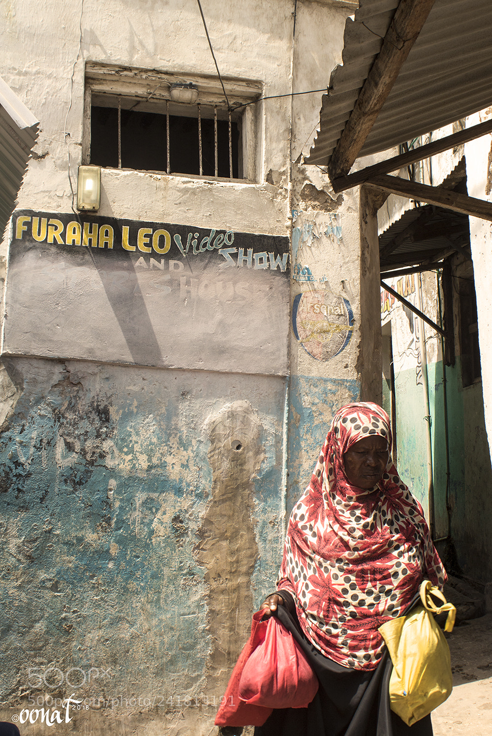 Canon EOS 750D (EOS Rebel T6i / EOS Kiss X8i) sample photo. Woman shopping: lamu street photography