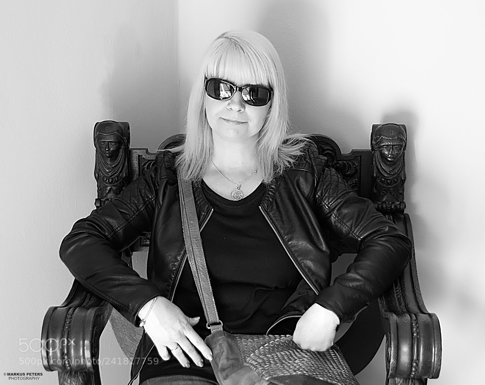 Pentax K-3 II sample photo. Women on chair photography