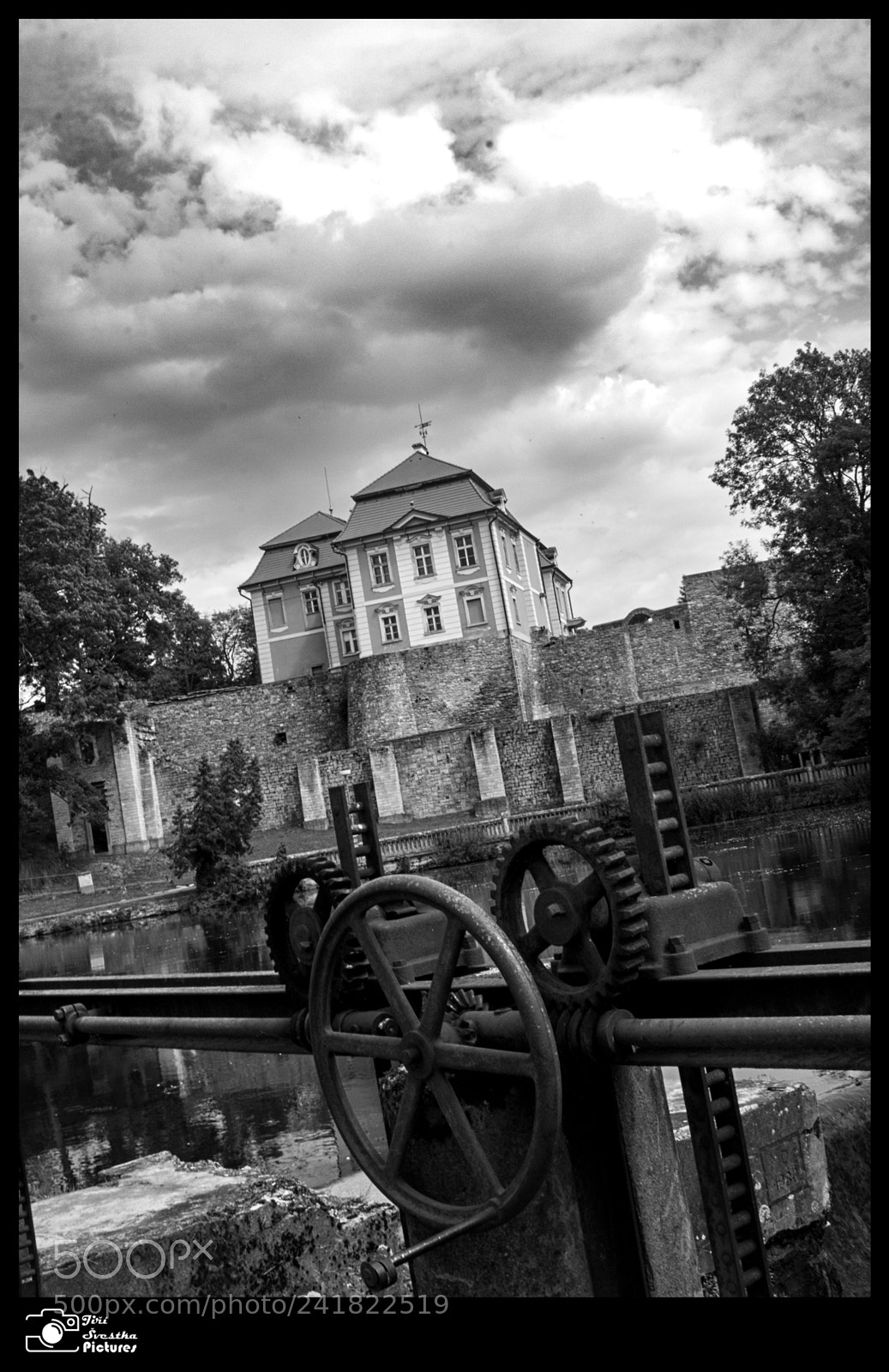 Canon EOS 1300D (EOS Rebel T6 / EOS Kiss X80) sample photo. Chvalkovice castle photography