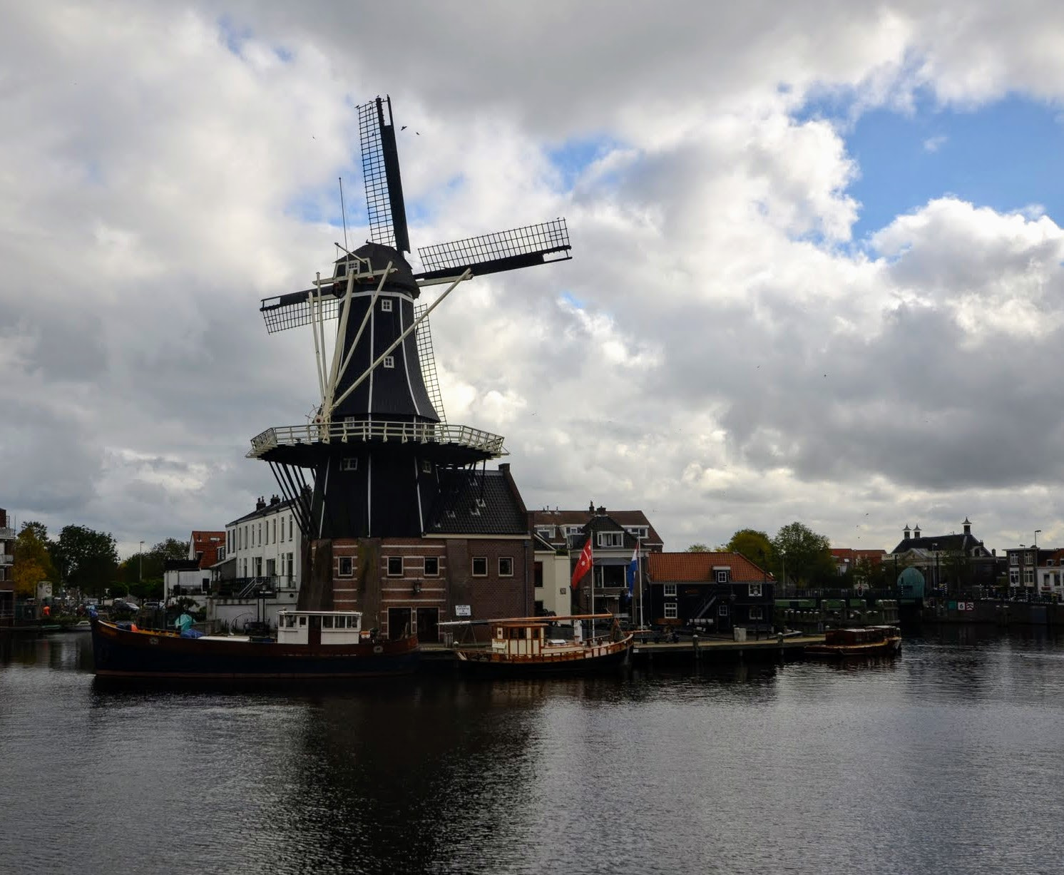 Sigma 10-20mm F4-5.6 EX DC HSM sample photo. Windmill in lake! photography