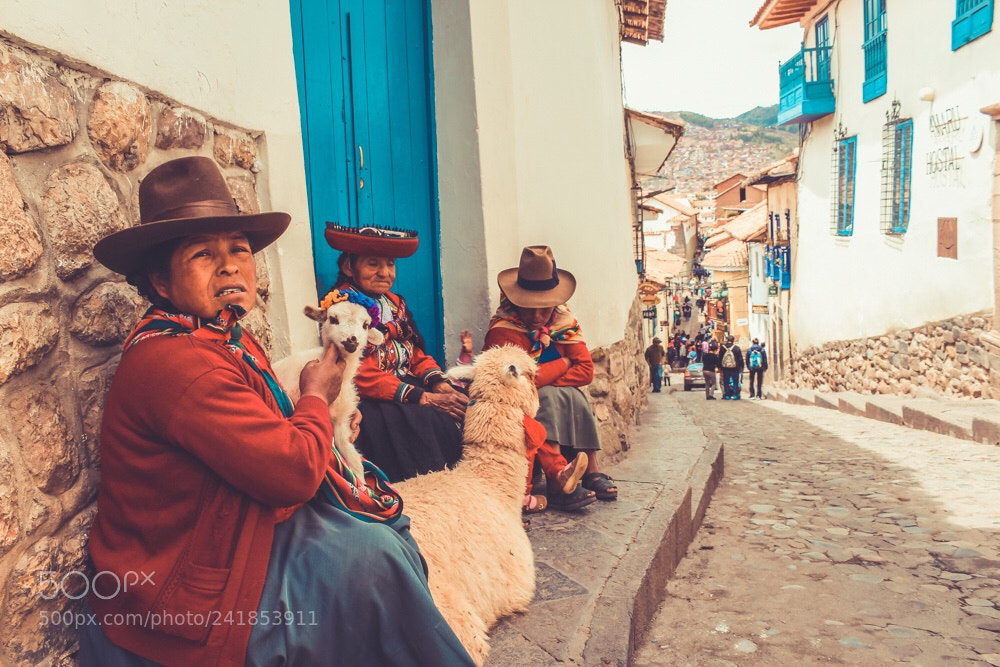 Canon EOS 1300D (EOS Rebel T6 / EOS Kiss X80) sample photo. Traditional peruvian women photography