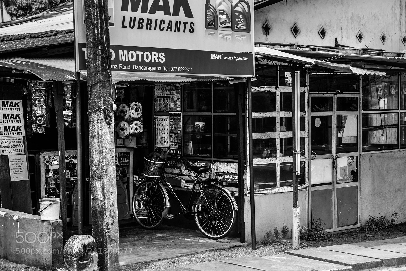 Nikon D810 sample photo. Bike at the shop photography