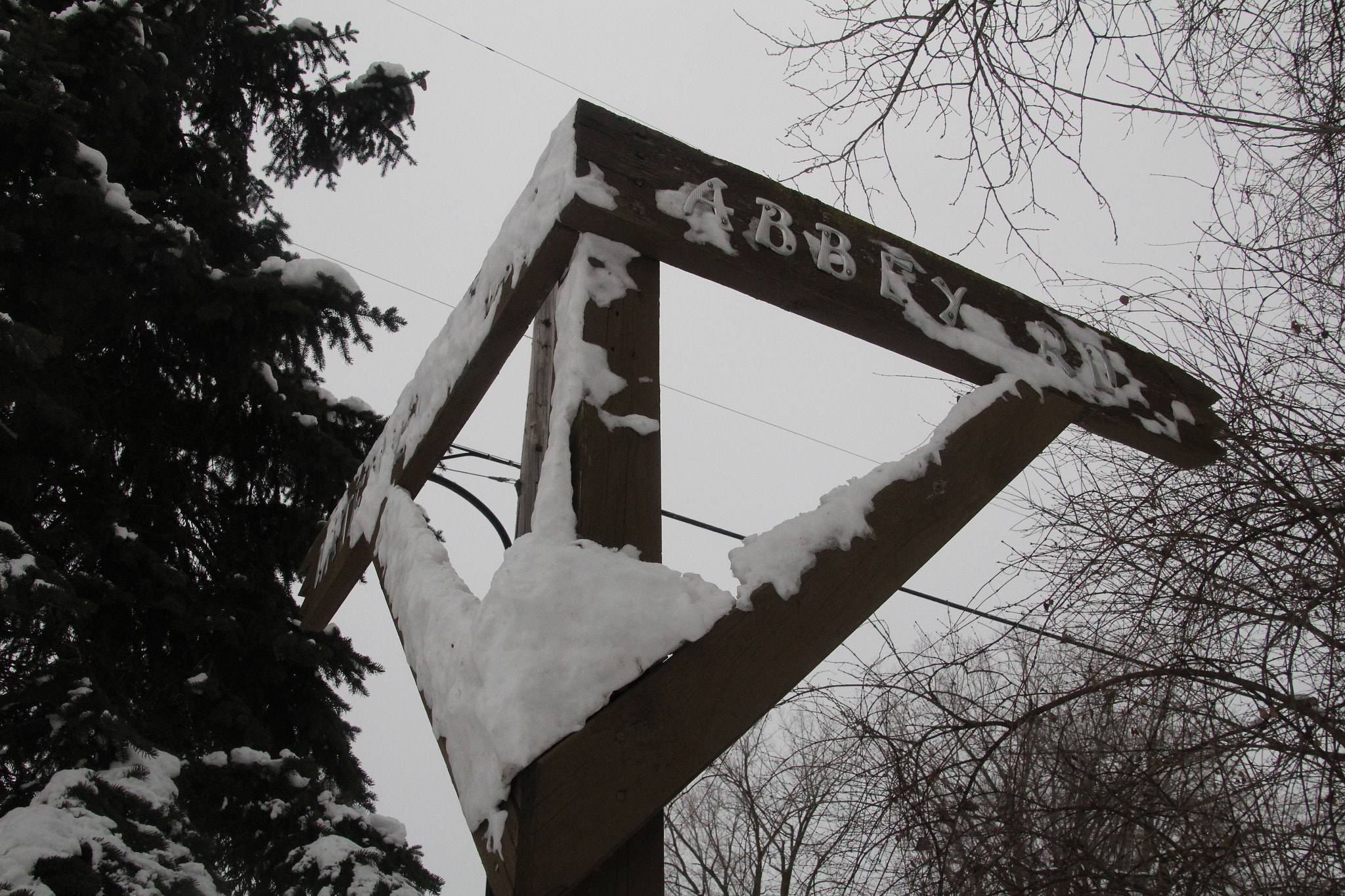 Canon EOS 1200D (EOS Rebel T5 / EOS Kiss X70 / EOS Hi) sample photo. Street sign covered in snow. 在雪覆蓋的路牌。 雪に覆われた通りの標識。 photography