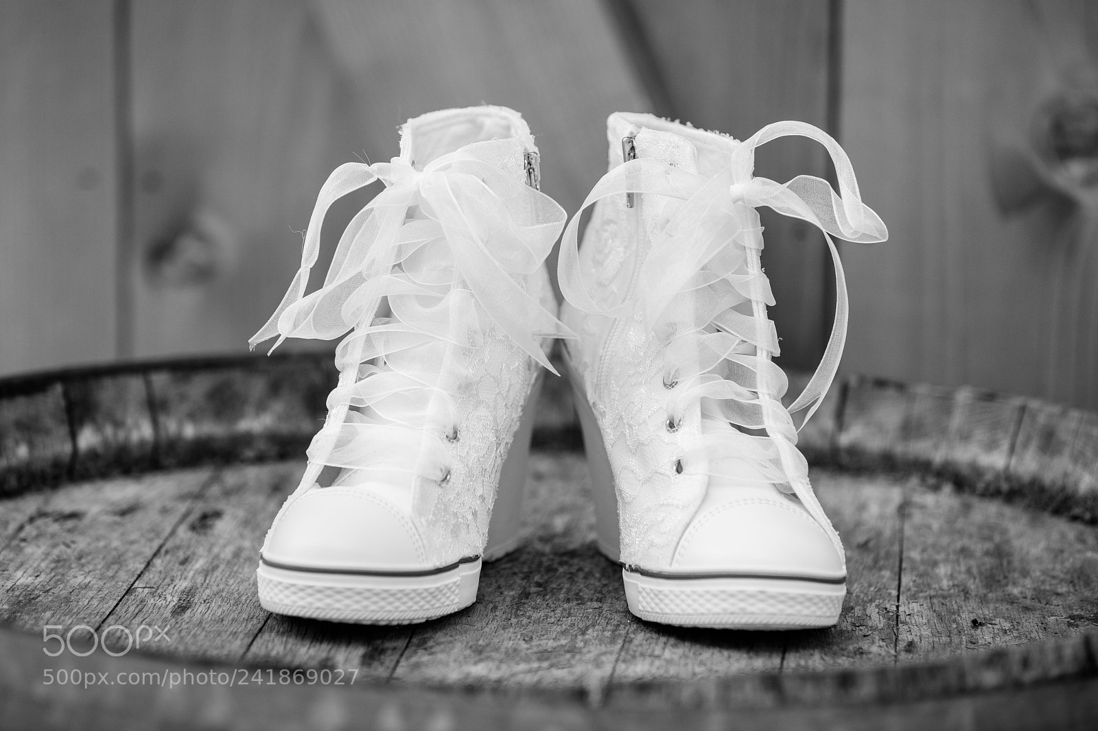 Canon EOS 5DS R sample photo. Brides wedding shoes photography