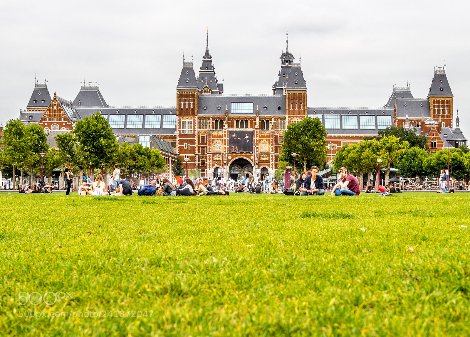Olympus OM-D E-M10 II sample photo. Rijksmuseum lawn i am photography
