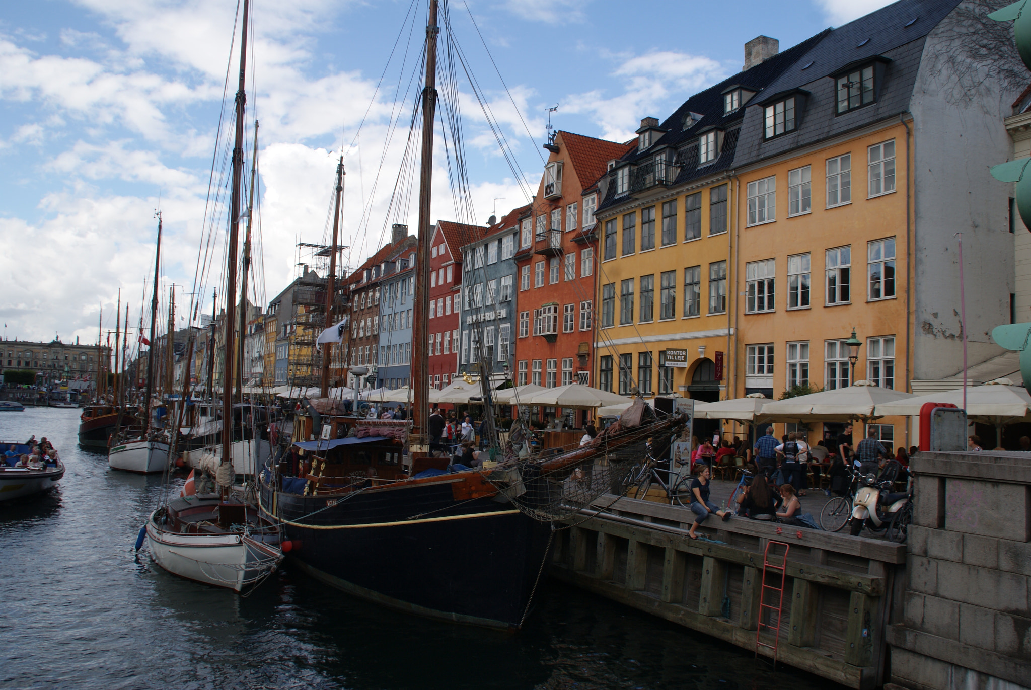 Sony Alpha DSLR-A230 + Sony DT 18-200mm F3.5-6.3 sample photo. Nyhavn photography