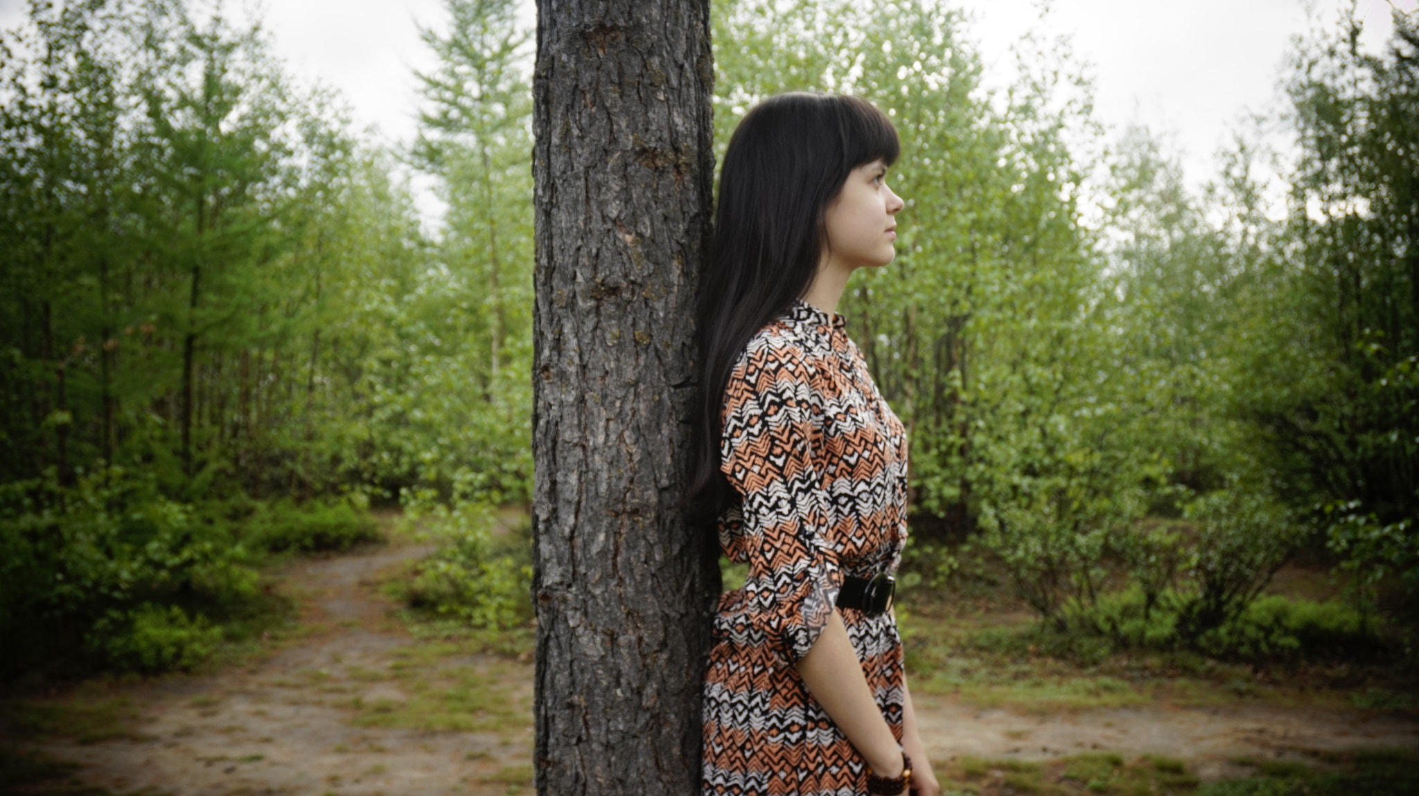 Sony Alpha a5000 (ILCE 5000) + Sony E 18-50mm F4-5.6 sample photo. Girl and tree photography