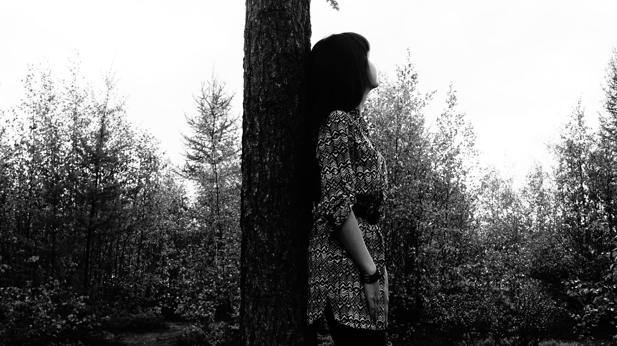 Sony Alpha a5000 (ILCE 5000) + Sony E 18-50mm F4-5.6 sample photo. Girl and tree | b&w photography