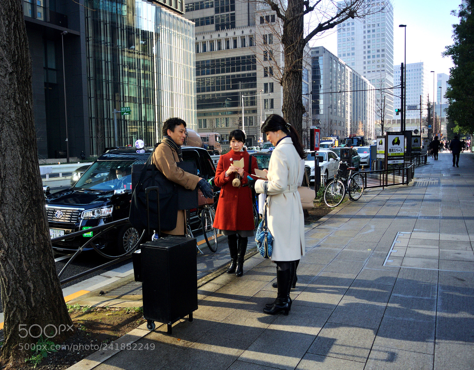 Nikon 1 V1 sample photo. Meeting on the street photography