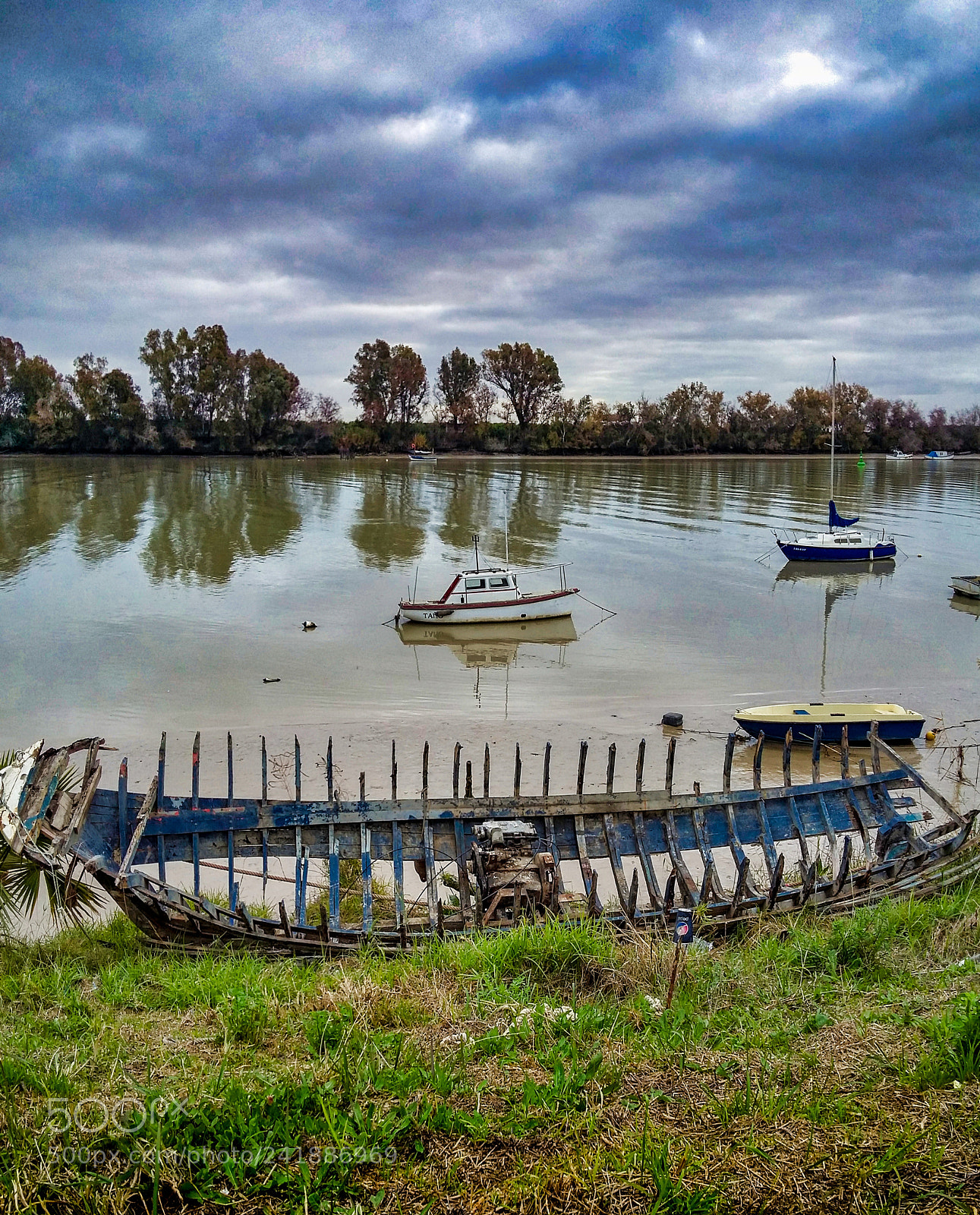 Samsung Galaxy Grand Prime sample photo. Esqueleto de pesquero photography