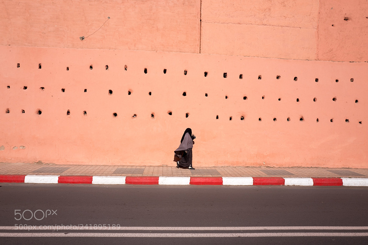 Leica Q (Typ 116) sample photo. Street wall woman photography