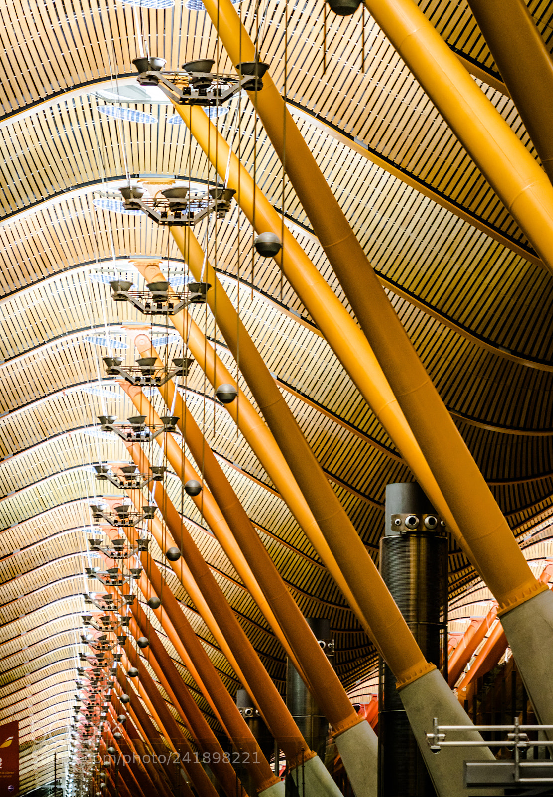 Canon EOS 750D (EOS Rebel T6i / EOS Kiss X8i) sample photo. Madrid airport. photography