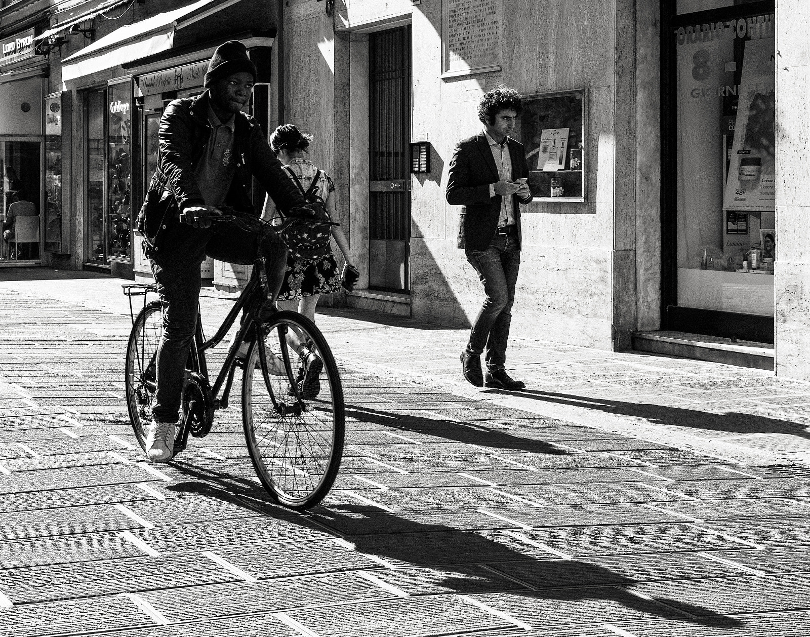 Sony a6500 sample photo. Bicyclist and shadows, la photography