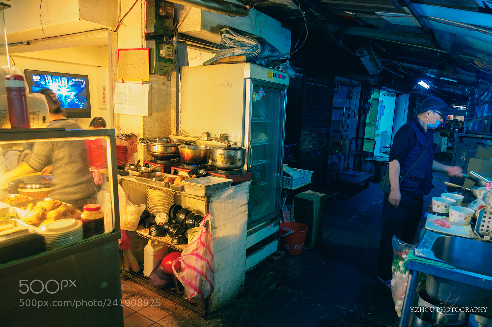 Olympus OM-D E-M1 Mark II sample photo. Back of night market photography