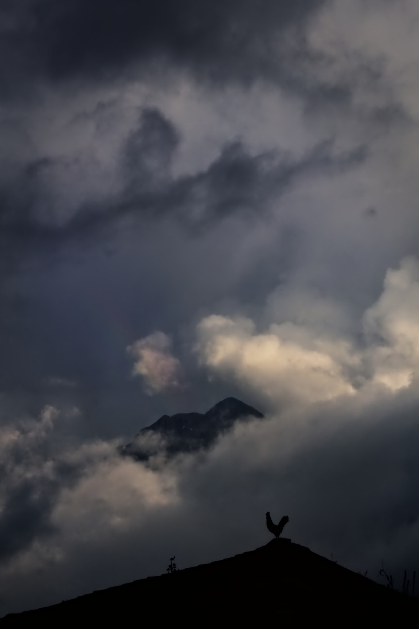 Canon EF-S 18-55mm F3.5-5.6 II sample photo. Fight of clouds photography