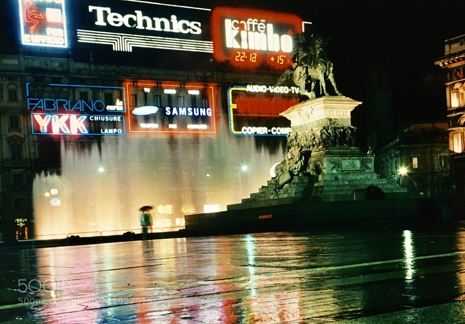 Apple iPhone 6s sample photo. Fountain, piazza del duomo photography