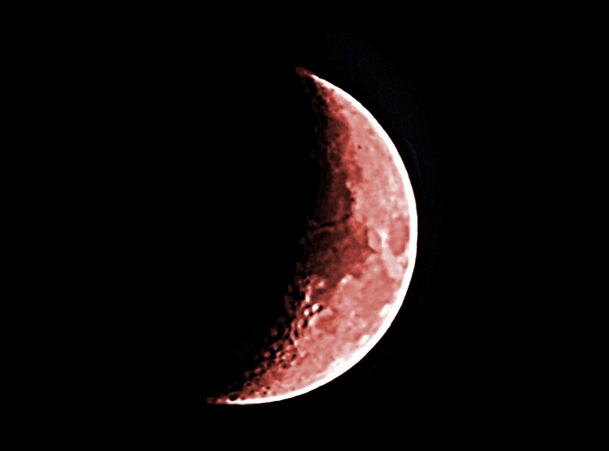 Canon EOS 1100D (EOS Rebel T3 / EOS Kiss X50) sample photo. Lune rouge photography