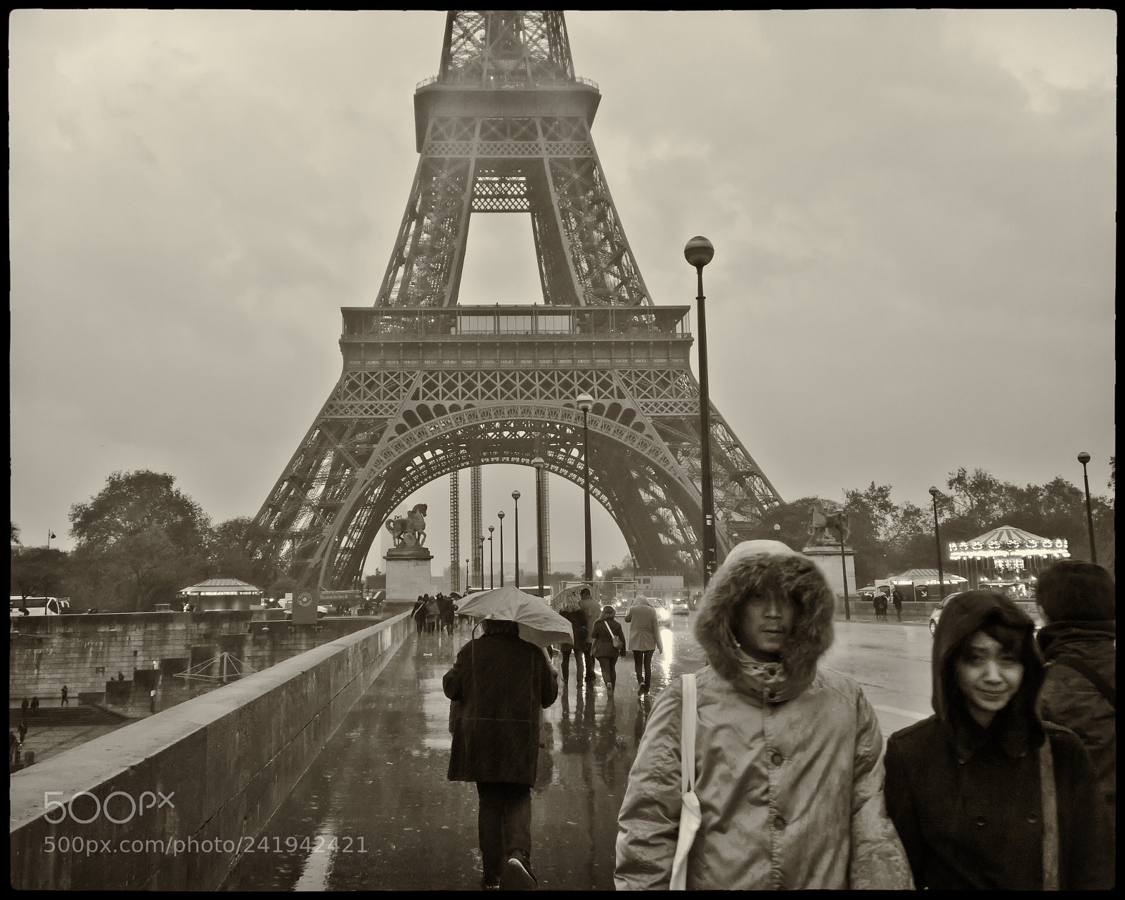Canon EOS 60D sample photo. Smile by the tower photography